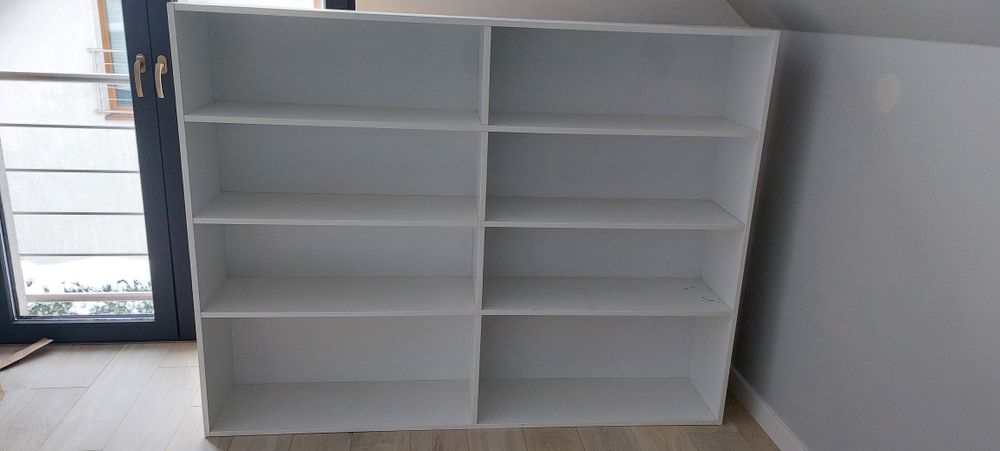 Używany regał z śladami użytkowania