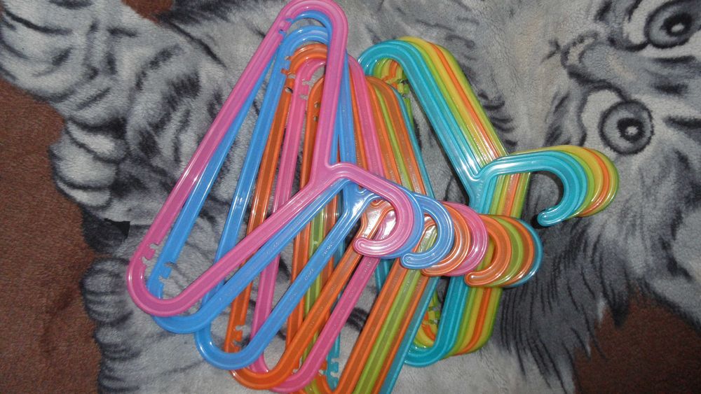 Wieszaki plastikowe kolorowe na ubrania 16 sztuk