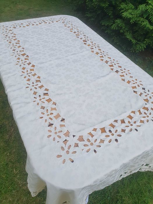 Obrus kremowy ażurowy