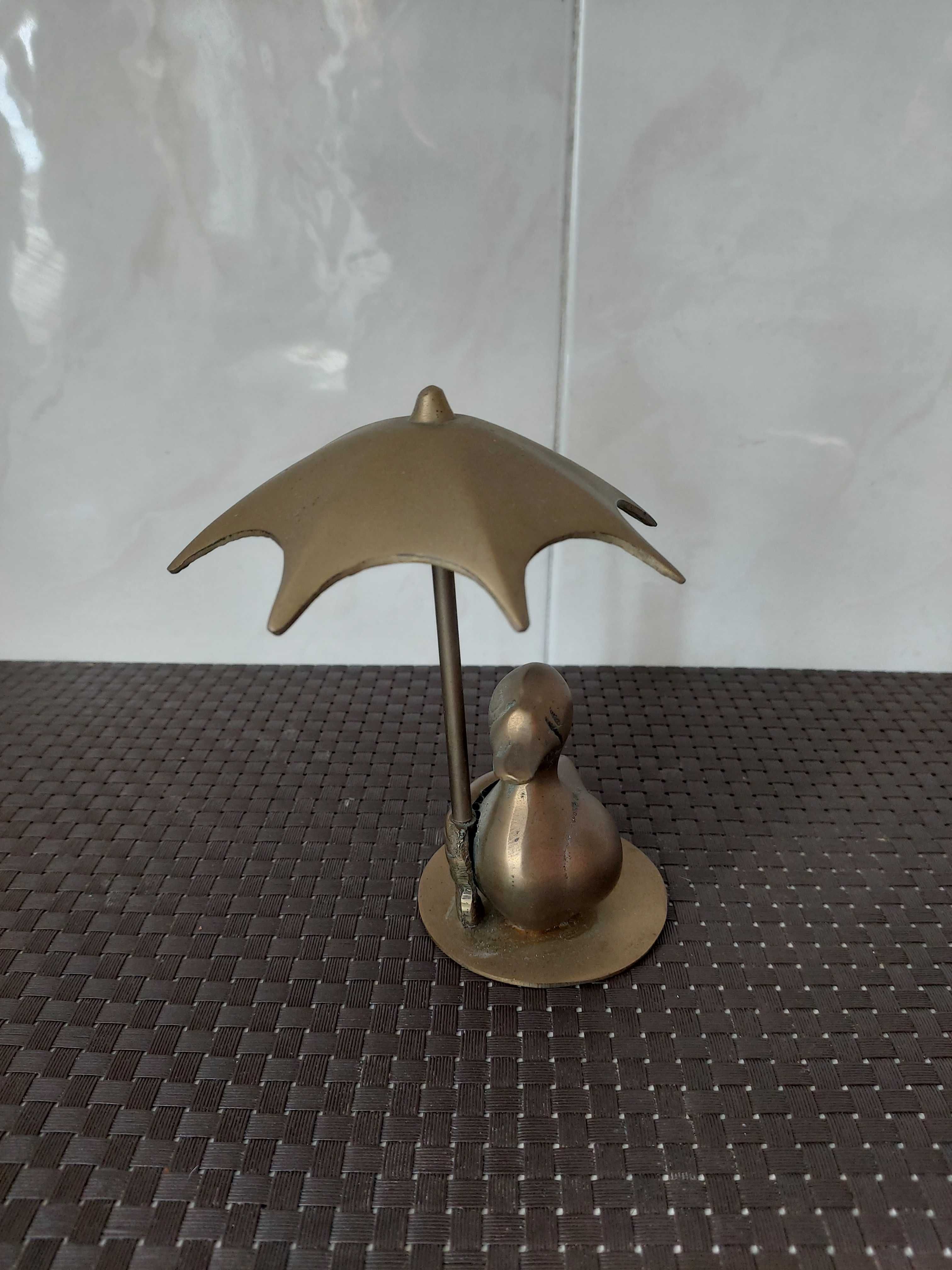 Pato decorativo com chapéu de chuva em metal