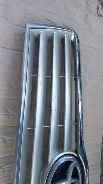 Toyota Avensis t25 03-06 atrapa grill atrapka srebrna 1c0