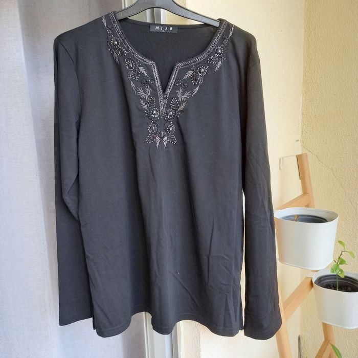 Camisola preta com bordado e efeitos