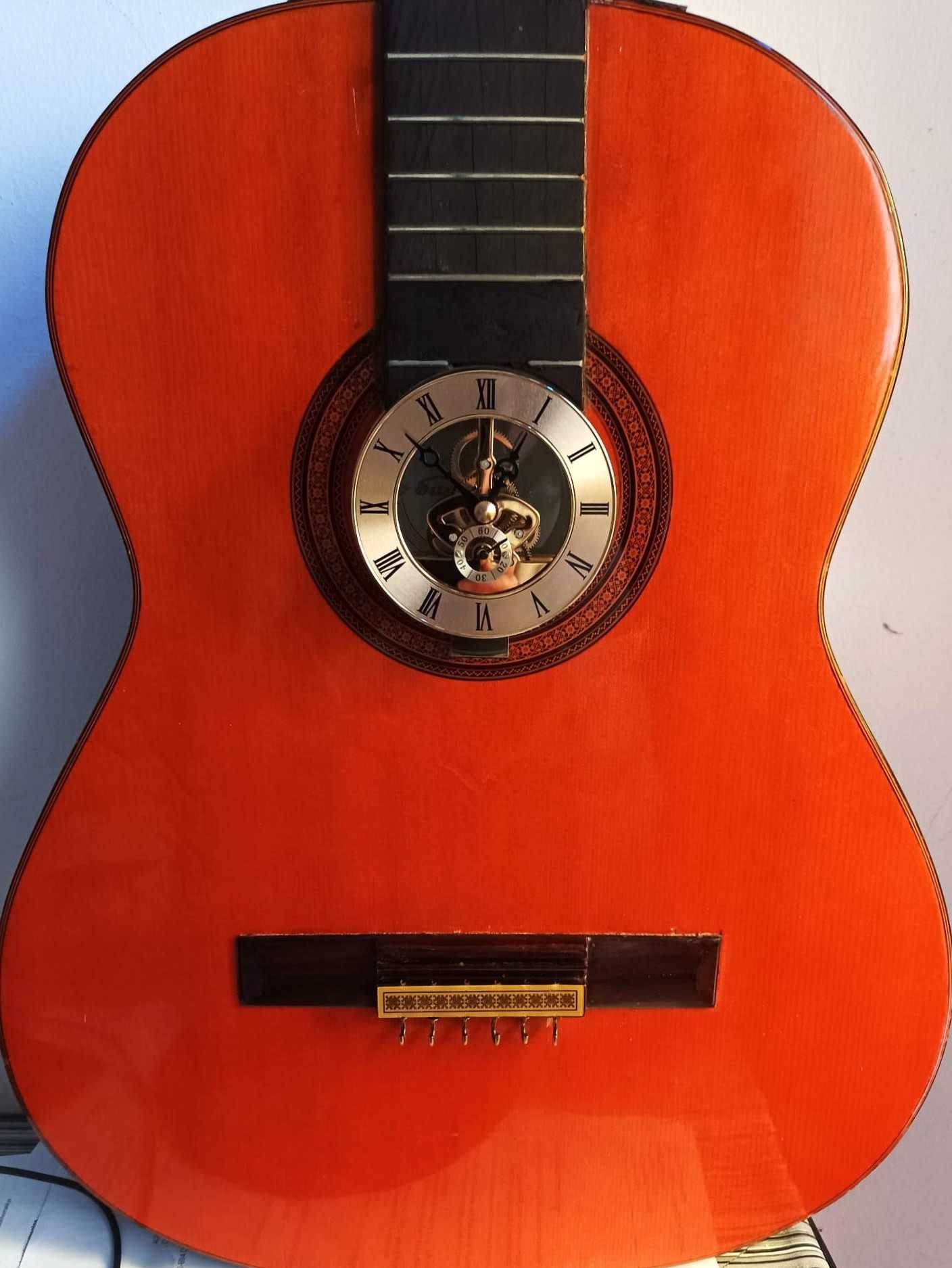 Viola com Relógio e Chaveiro