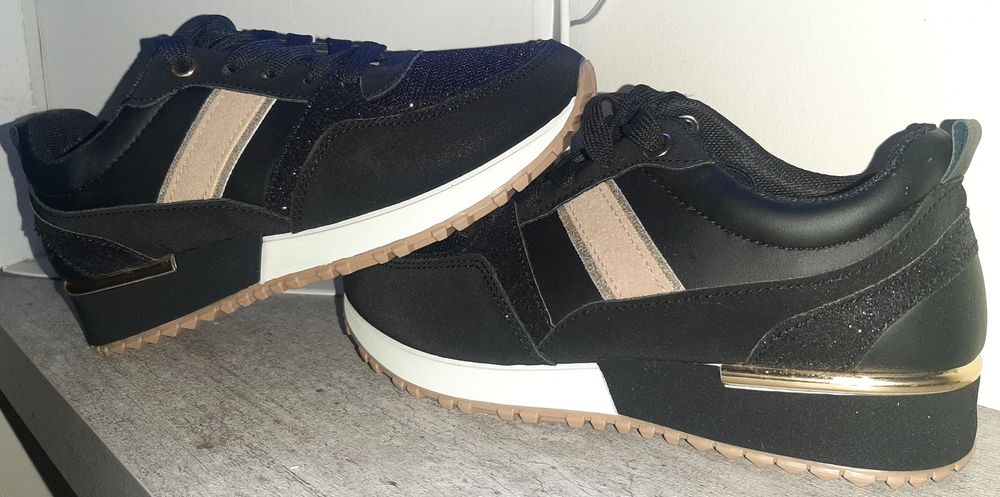 Sapatilhas de  mulher pretas e douradas T: 36