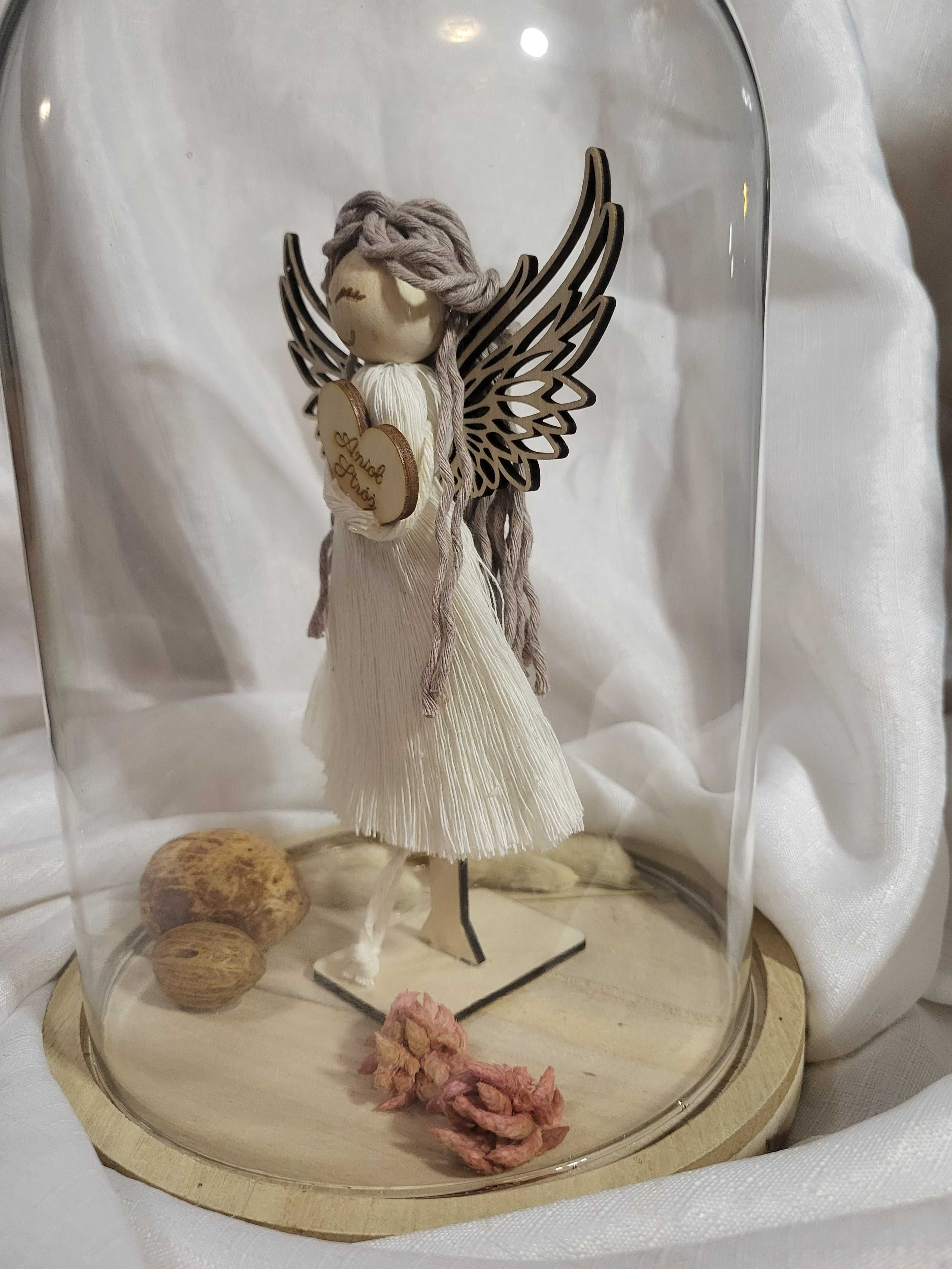 Anioł stróż w szklanej kopule
