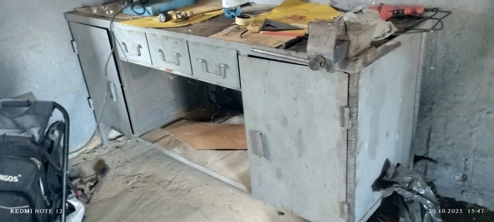 Solidny, ciężki stół warsztatowy