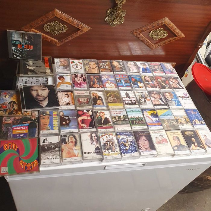 Varias cassetes antigas e cds para desocupar