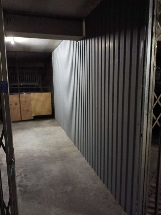 Aluga se garagem fechada