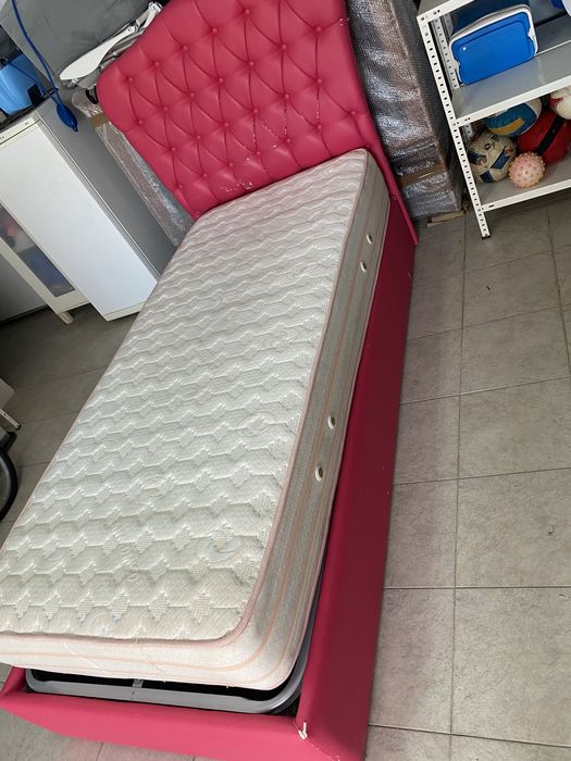 Cama 200 * 90 com colchao e estrado