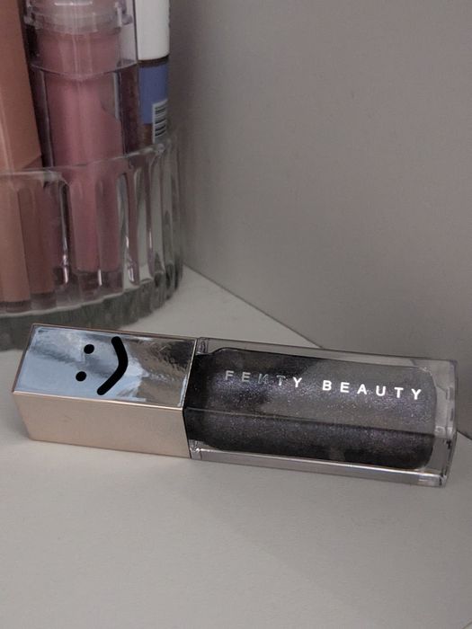 Limitowany błyszczyk Fenty Major Flex czarny drobiny