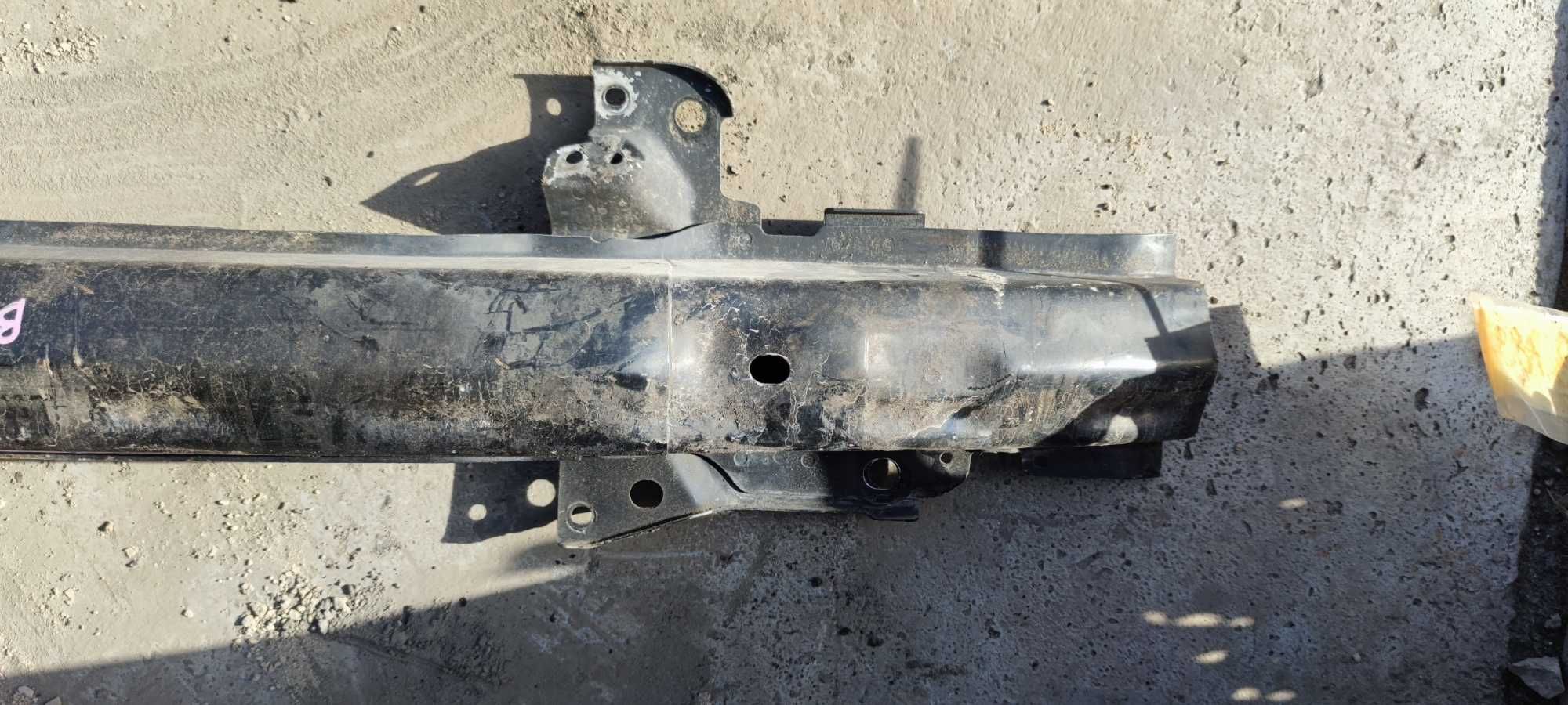 Volkswagen VW Bora Wzmocnienie Zderzaka Przód Belka Przednia