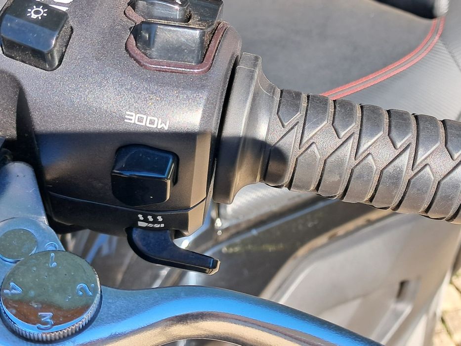 Kymco AK550cc Premium - maio 2023- Faro