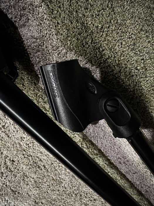 Suporte microfone Hercules com adaptador Shure