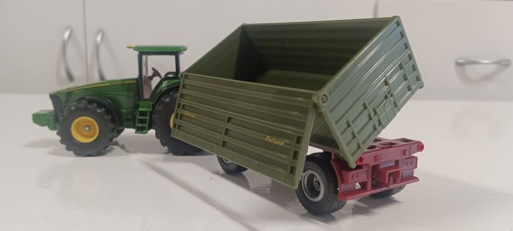Trator Siku escala 1/50