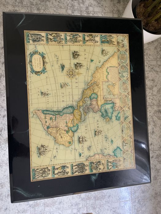 Mesa decorativa com mapa america