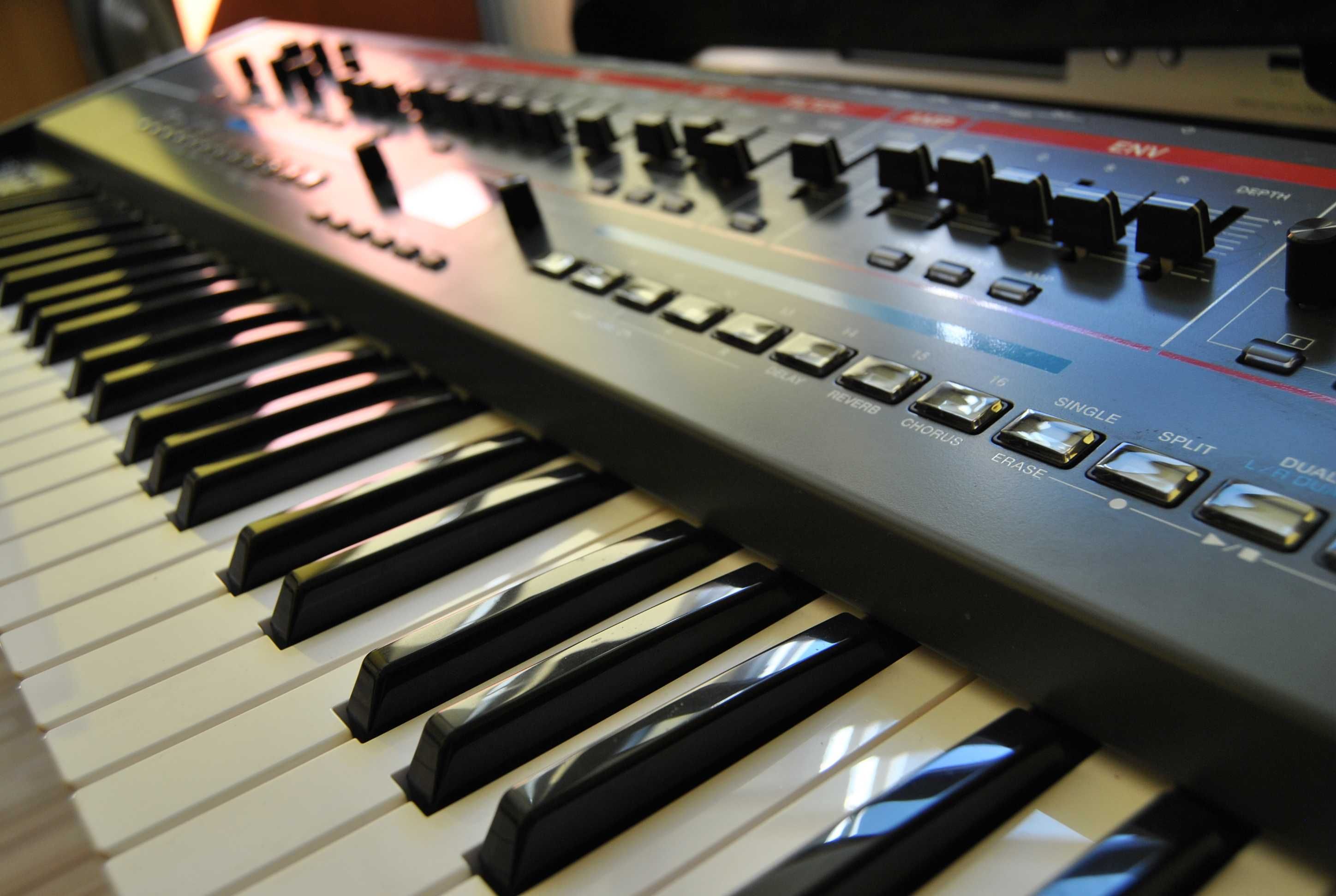 Roland Juno X. Syntezator w doskonałym stanie.