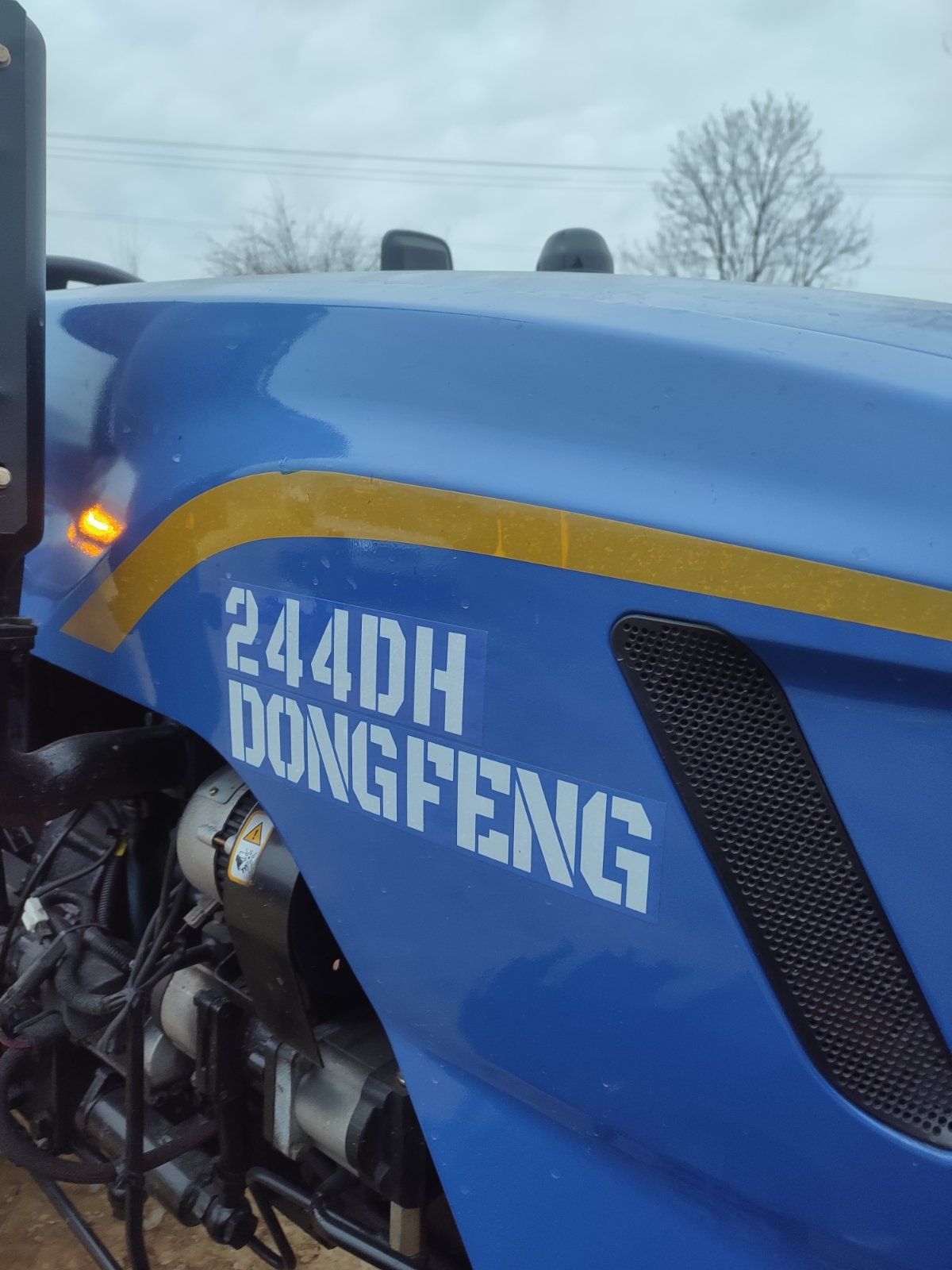 Трактор DONGFENG 244DN.