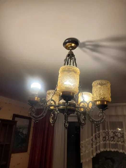 żyrandol zdobiony mosiężny szkło art deco PRL szklane klosze lampa