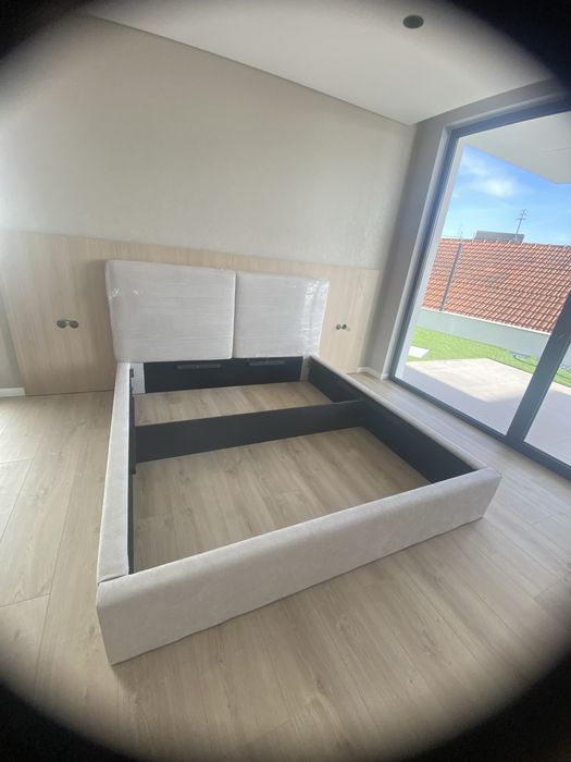 Cama estofada em tecido