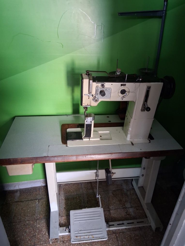 Máquina costura com braço