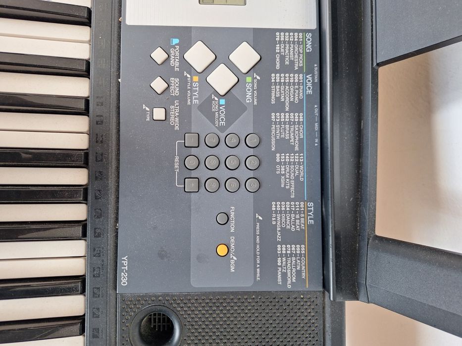 Keyboard Yamaha YPT-230 ze stojakiem