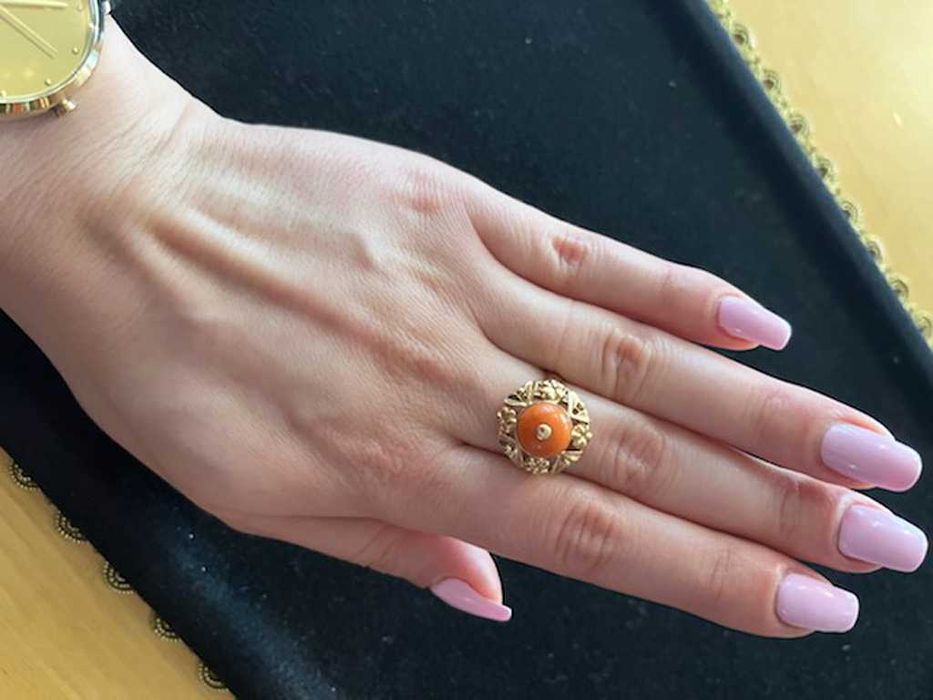 Złoty pierścionek z koralem w typie Imago Artis po 1963 roku - Kraków