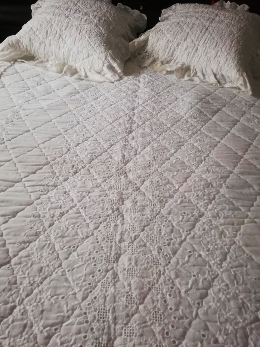 Colcha bordada para cama de corpo e meio com duas almofadas em bom est