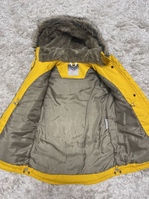 Дитяча парка на дівчинку