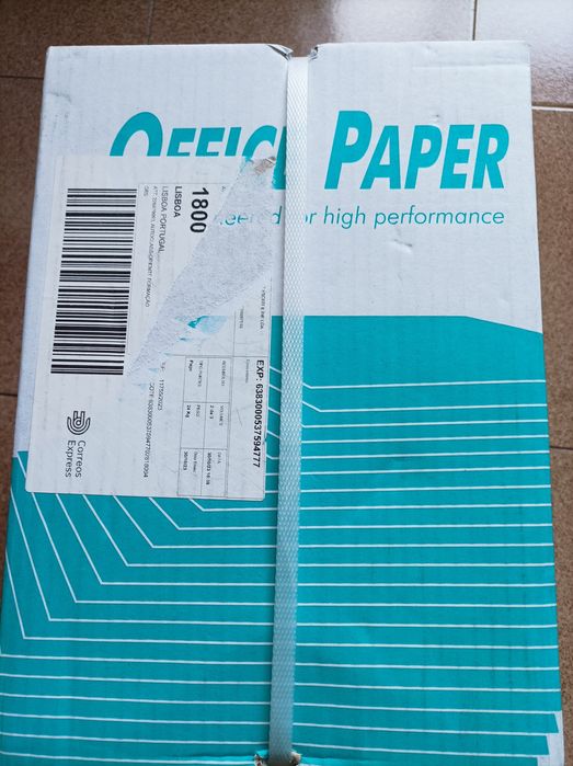 Caixa com cinco resmas de papel A4.