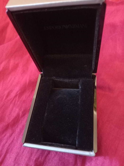 Подарунковий футляр та коробка для годинника EMPORIO ARMANI.