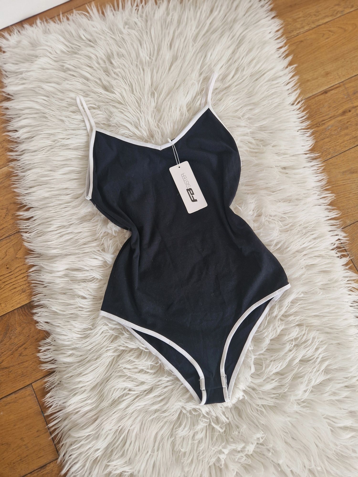 New Yorker XL 42 44 czarne bawełniane body z białą lamówką