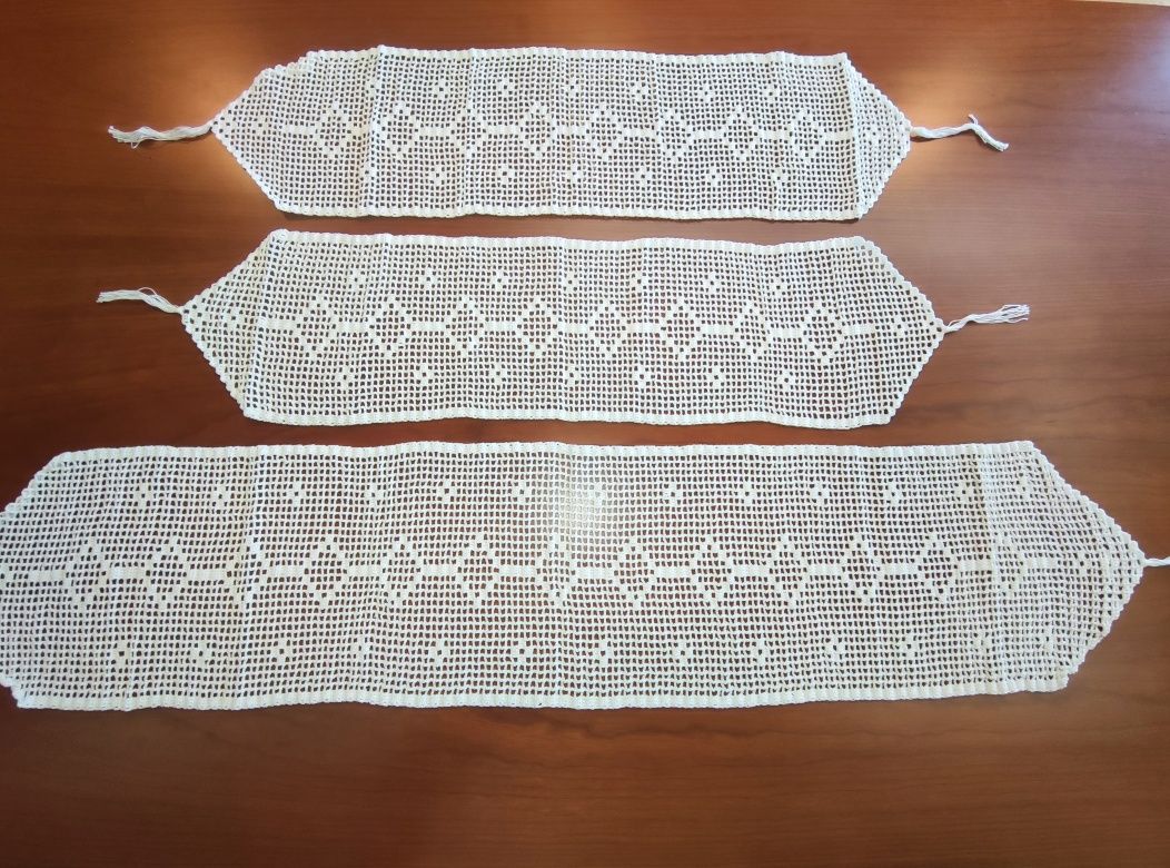 Conjunto de 3 naprons em renda feitos à mão.