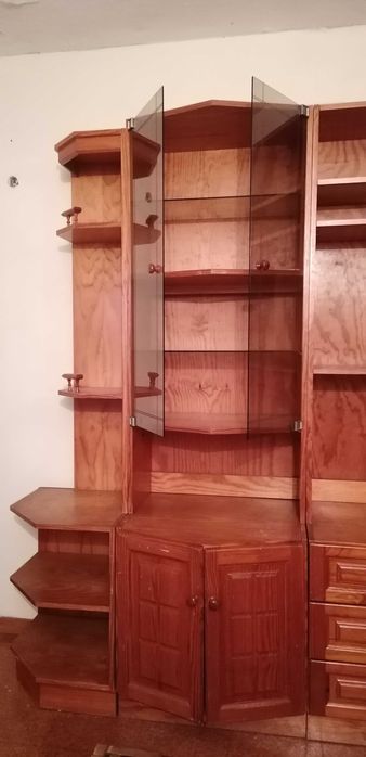 Móvel de sala em pinho com 4 portas em vidro + pequena mesa de apoio