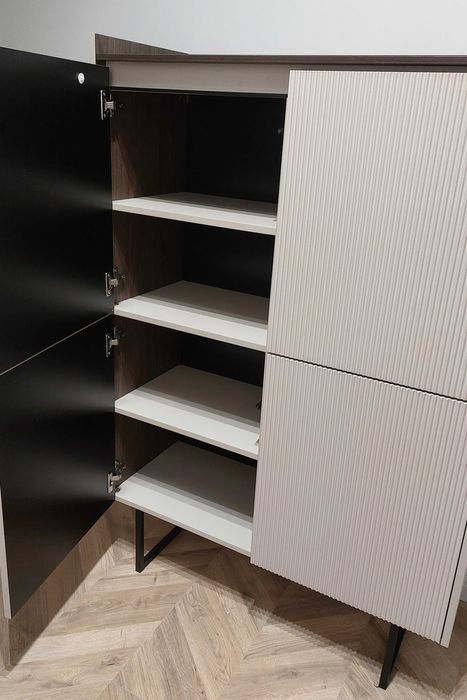 Wysoka komoda z ryflowaniem Lago Agata meble, kaszmir/ciemny orzech.