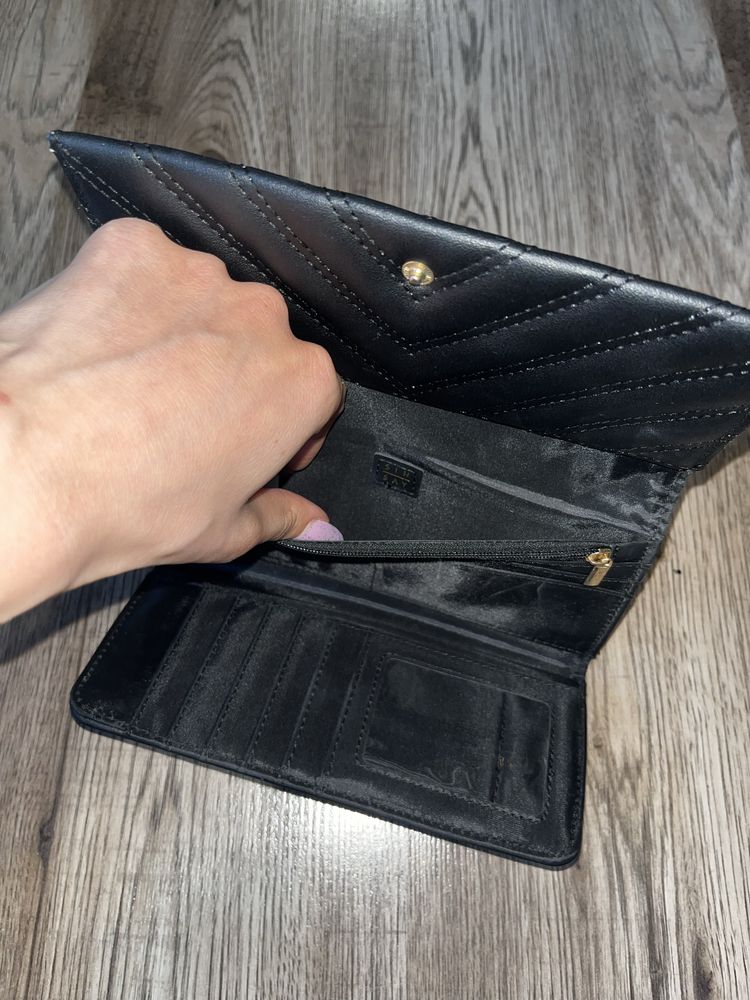 Duzy czarny portfel