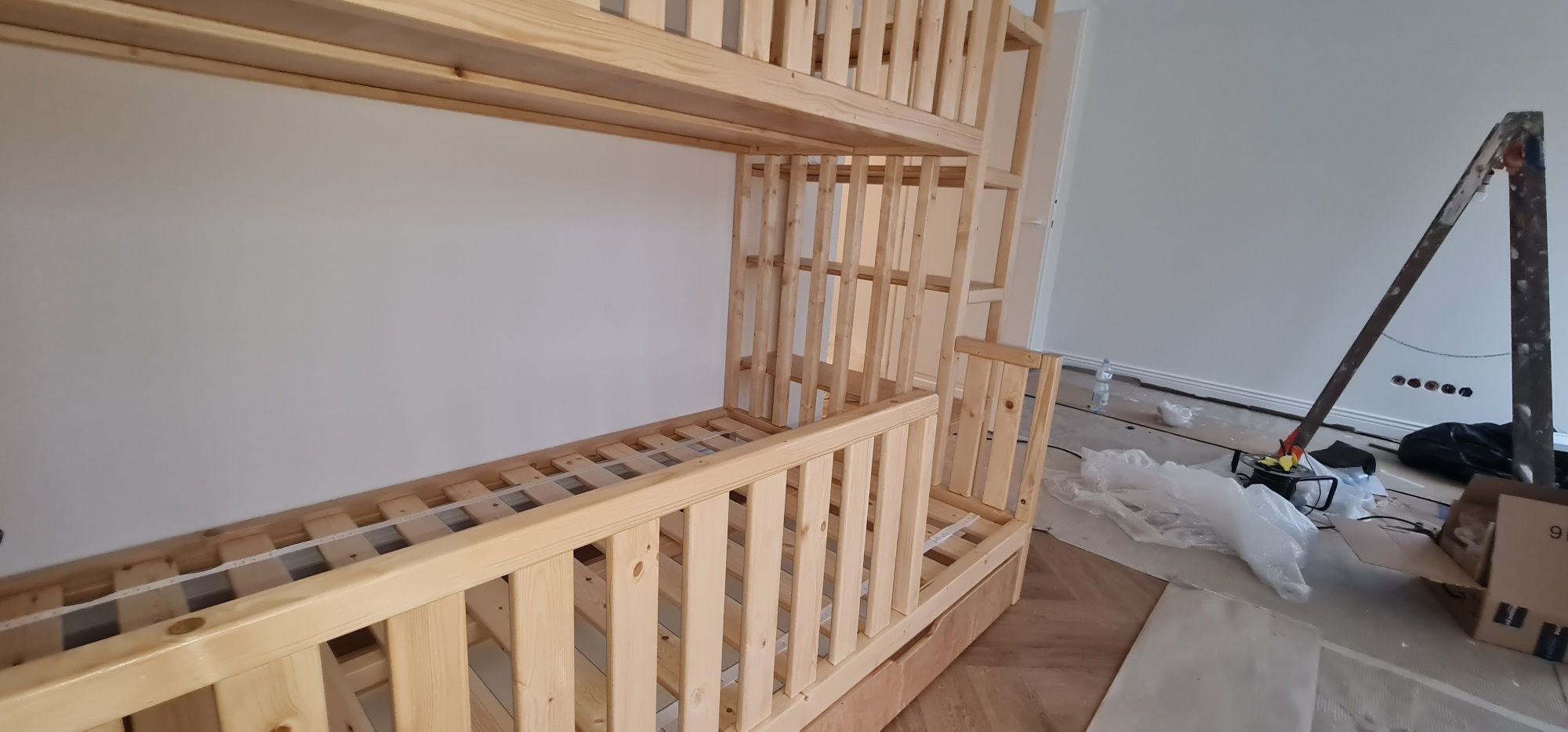 Łóżko piętrowe z antresolą 90x200 siatka z liny regał