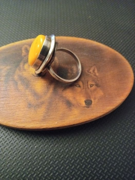 Srebrny pierścionek z bursztynem