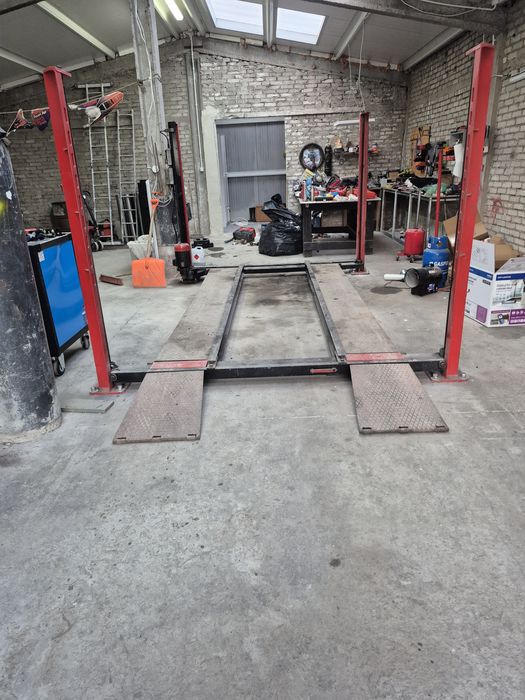 Podnośnik czterokolumnowy śrubowy