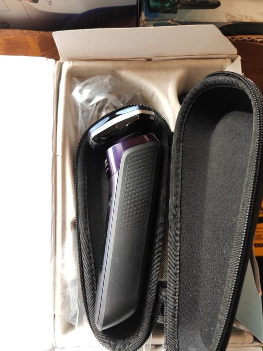 Електробритва Philips S7885/85 у максимальній комплектації