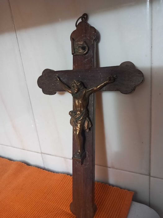 Crucifixo antigo madeira castanho escuro