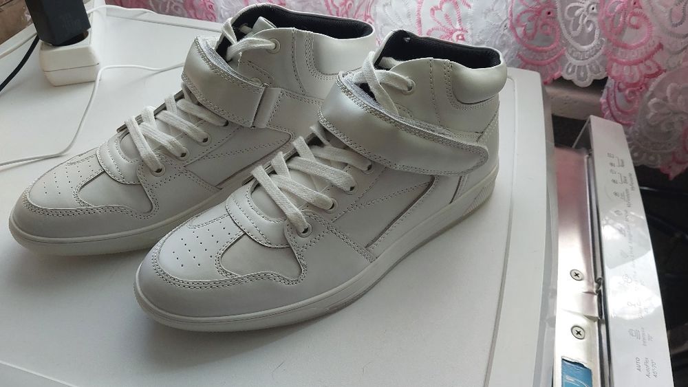 Продам нові білі кросівки zara р.40