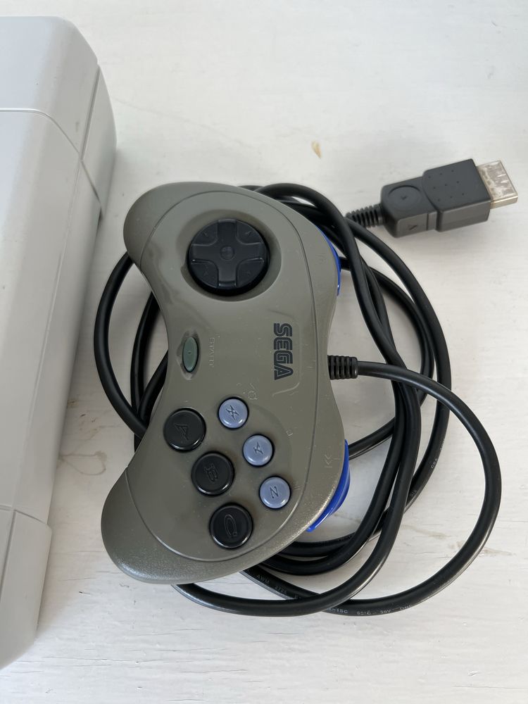 Consola Sega Saturn japonesa com comando (adaptada a 220v)