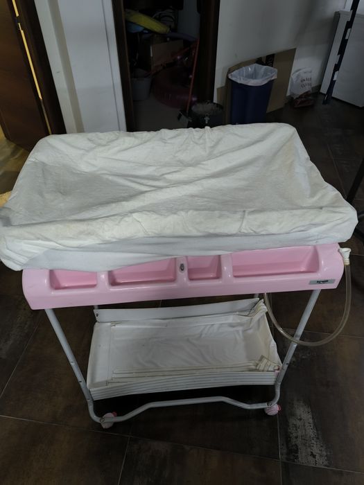 Banheira e muda fraldas para bebê