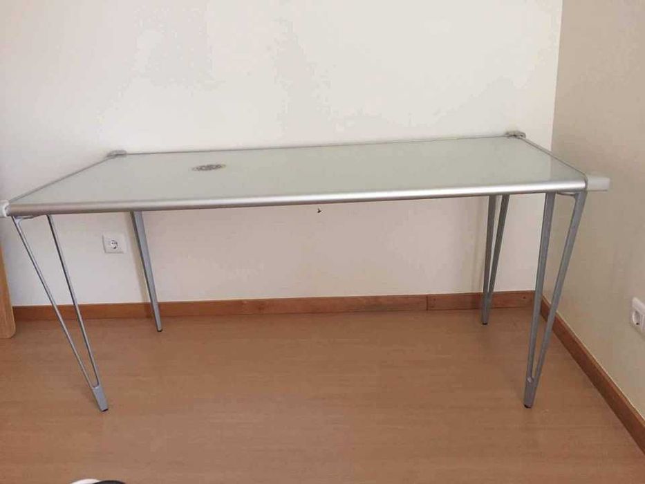 Mesa/ secretaria (1.59 m x 0.79 cm Altura 0.74 cm)