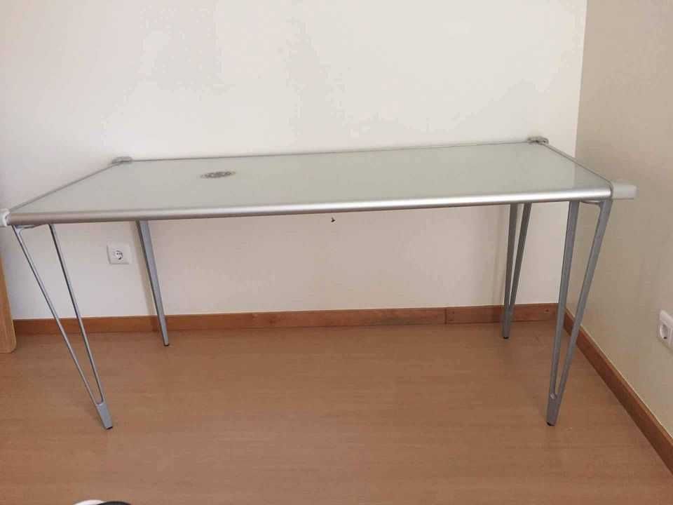 Mesa/ secretaria (1.59 m x 0.79 cm Altura 0.74 cm)