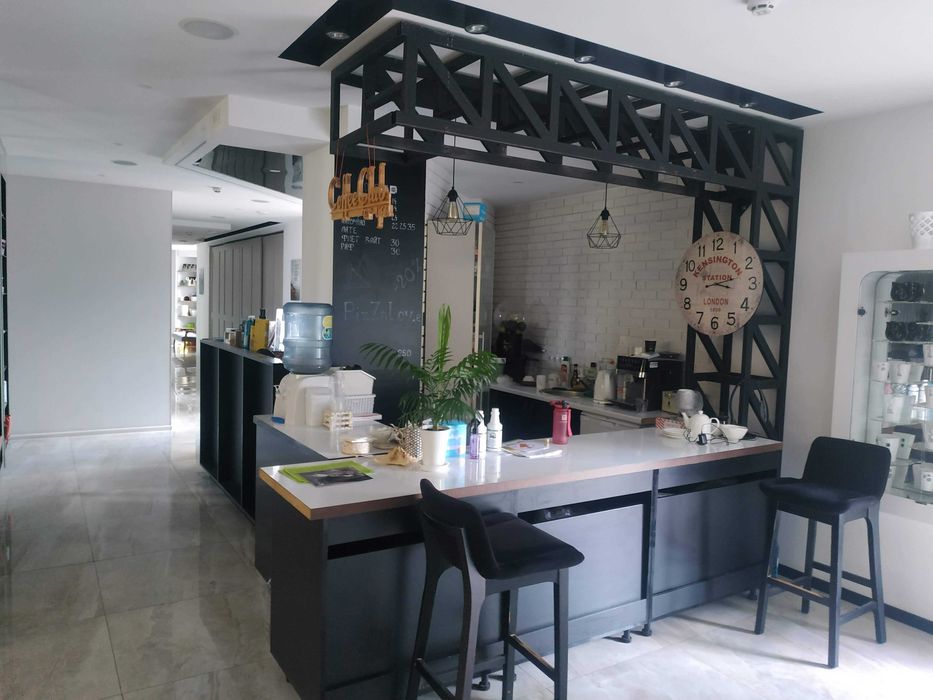 Є Світло в кабінеті 8 м2 кушетка вода в салоні краси Івасюка Оболонь