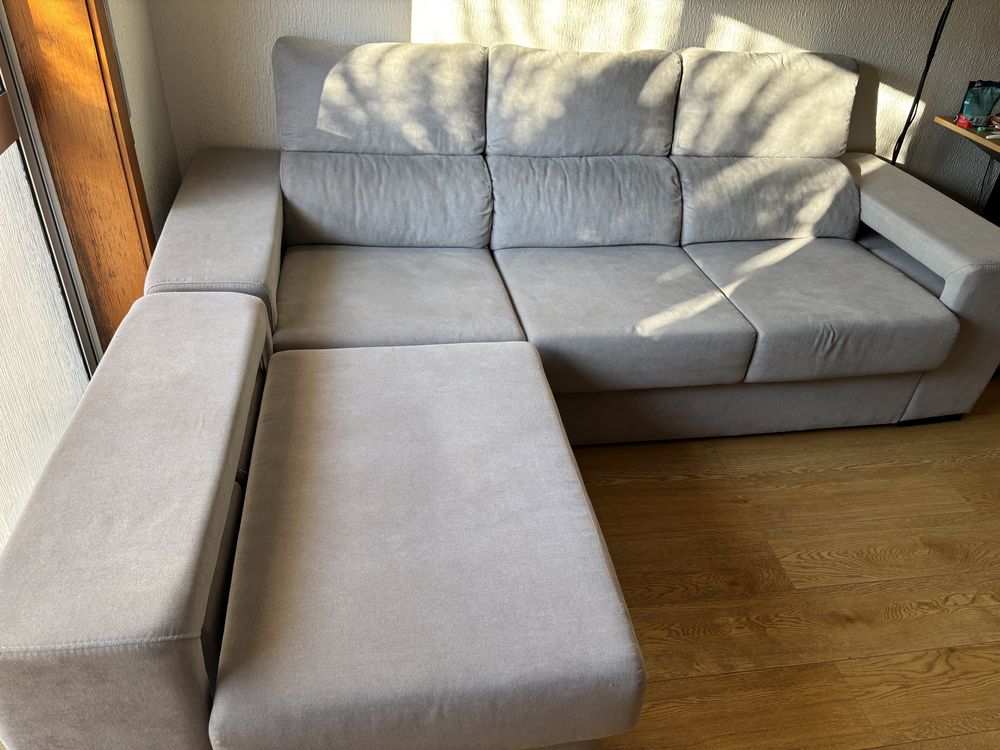 Sofá cinza com chaise longue