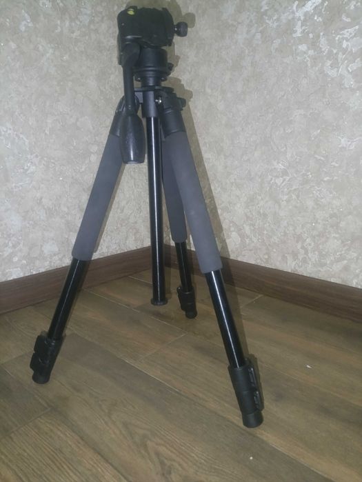 Штатив ,тринога.