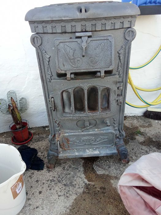 Salamandra  em ferro fundido com todas as tubagens, pronta a instalar