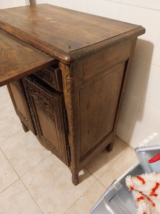 Pequeno móvel antigo usado